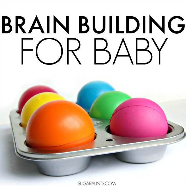 Actividad de construcción del cerebro para bebés y niños pequeños utilizando pelotas y un molde para magdalenas. Perfecto para desarrollar la motricidad fina y la percepción visual en una actividad activa para bebés sentados y móviles.