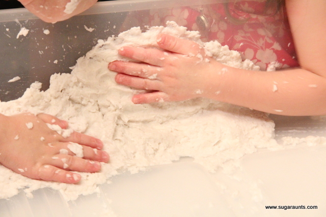 Cómo hacer nieve falsa con jabón de marfil y papel higiénico
