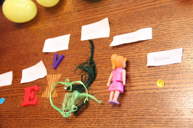 Los niños pueden aprender los nombres de los colores y trabajar habilidades de aprendizaje como la exploración visual, la motricidad fina y la motricidad gruesa con este juego de Pascua.