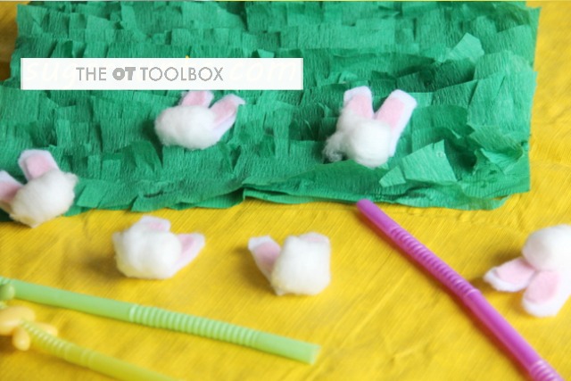 Este ejercicio de motricidad oral utiliza pajitas y conejitos de algodón para una temática de Pascua  