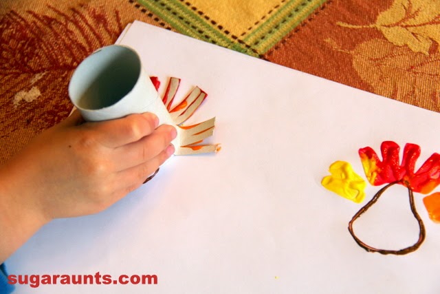 Esta manualidad de Acción de Gracias no es la típica manualidad con rollos de papel higiénico. Utiliza un tubo de cartón reciclado para hacer un divertido pavo de rollo de papel higiénico.