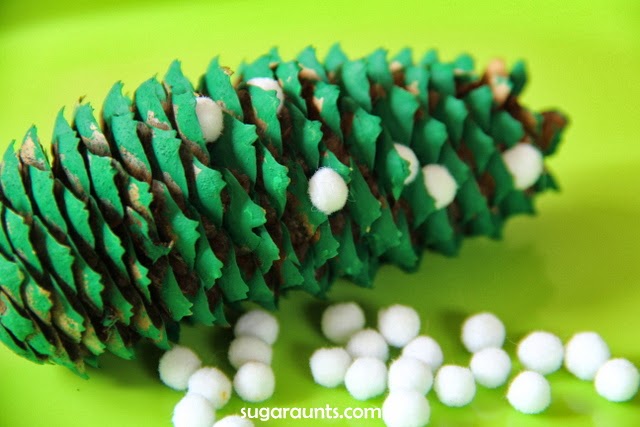 Adorno de árbol de Navidad con forma de cono de pino