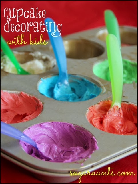 Contenga el desorden al decorar los cupcakes poniendo glaseados de diferentes colores en las secciones de los moldes para magdalenas.