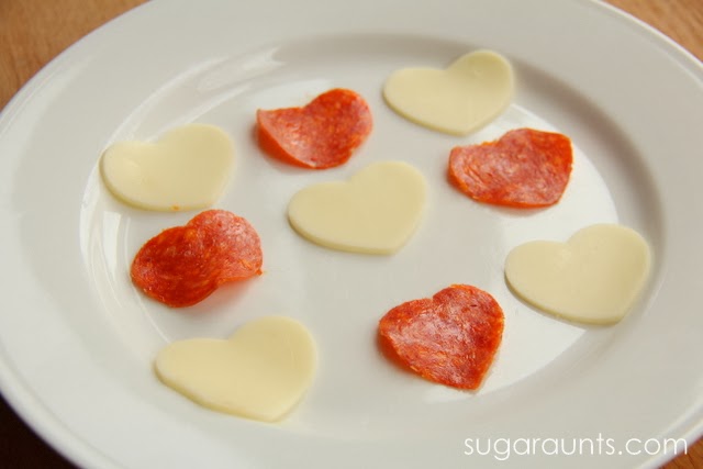 Un plato de queso y pepperoni para el día de San Valentín.