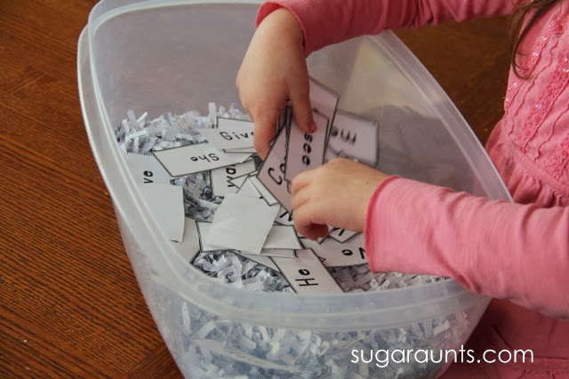 El papel triturado es un estupendo relleno para el cubo sensorial de los niños.