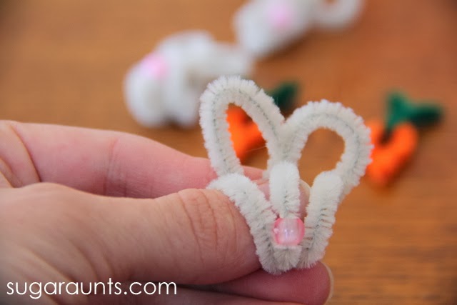 Use these pipe cleaner Easter bunnies and carrots for pretend play and counting activities