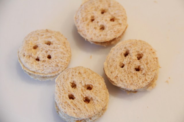 Estos sándwiches de botones de mantequilla de cacahuete son una merienda bonita y fácil de hacer para los niños.