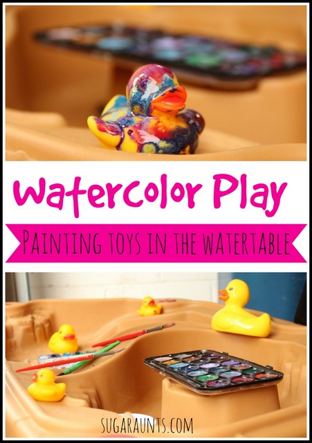 Utiliza acuarelas para pintar juguetes en la mesa de agua. Lávalos al terminar. ¡Muy divertido!