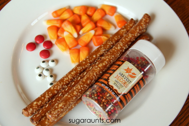 Turkey themed snack. This Thanksgiving dessert that kids can make is perfect treat for kids this Thanksgiving. 