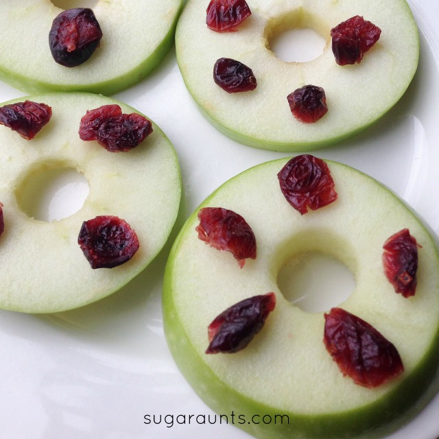 Healthy Christmas snack for kids: slice green apples into thick slices and add cranberries for a "green wreath" snack.
