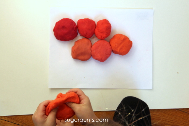 Haz un montón de plastilina de crayones rojos de diferentes tonos utilizando un paquete de crayones.