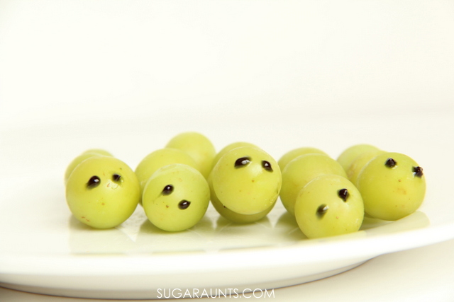 Oruga de uva congelada merienda saludable para los niños.