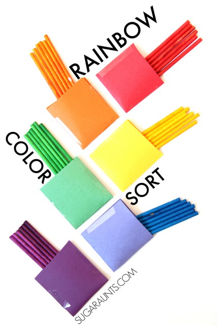 Bolsa de actividades arco iris con palitos de piruleta teñidos para jugar a la motricidad fina y a la combinación de colores
