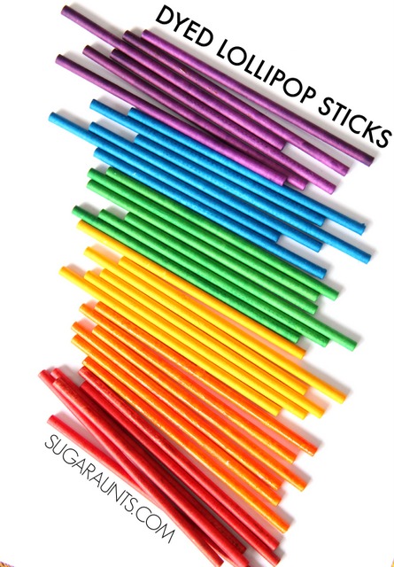 Palos de piruleta arco iris teñidos con colorantes para jugar, contar, bolsas ocupadas, matemáticas con los niños