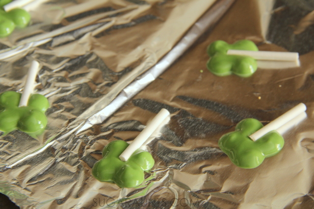 Miniatura de piruletas de chocolate con forma de trébol para el Día de San Patricio