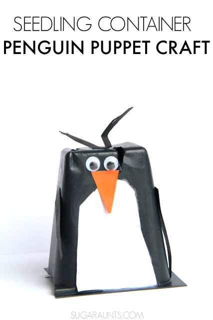Manualidad de marioneta de pingüino hecha con contenedores de semillas reciclados.