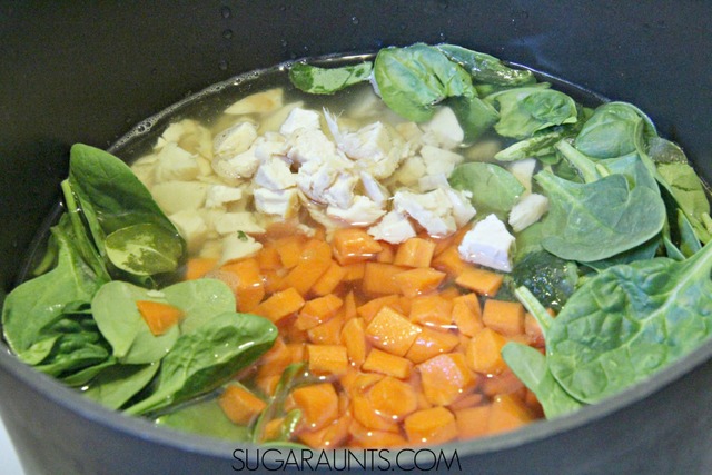 Receta de sopa de boda italiana. A los niños les encanta esta sopa y pueden ayudar a prepararla. Forma parte de la serie Cocinar con niños.