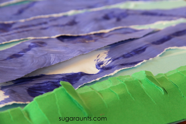Actividad de rasgar y pegar con papel azul y cartulina verde para crear un collage de papel rasgado.