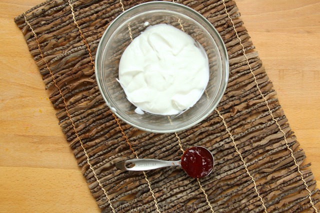 Cocinar con niños: Receta de mermelada saludable y salsa de frutas con yogur griego