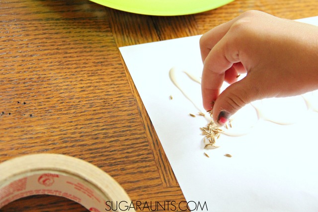 Practica la escritura cursiva con un toque sensorial utilizando semillas de hierba. Es genial y a los niños les encantará. Grandes consejos en este post para enseñar a los niños la escritura cursiva.  