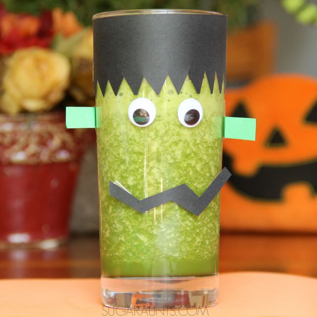 Frankenstein cup craft and green smoothie recipe for a fun Halloween snack for kids. Make these at a Halloween party for a healthy alternative to sweet drinks!