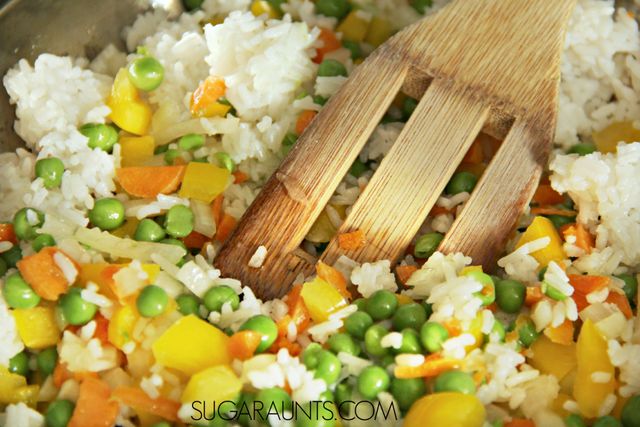 Receta fácil de arroz con verduras. Es una guarnición fácil o un plato principal si le añades una proteína. A los niños les encanta y pueden ayudar a cocinar en esta receta de cocina fácil con niños.