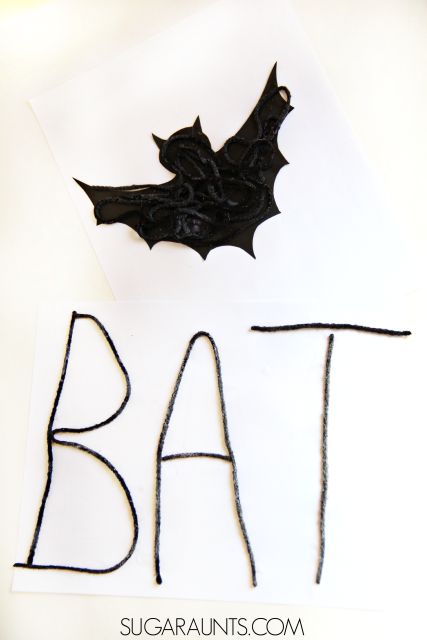 Manualidad de Halloween con textura de murciélago y actividad creativa de formación de letras en esta manualidad sensorial de Halloween que es una potencia de la habilidad de las tijeras. Apropiada y divertida para niños creativos de preescolar, jardín de infancia y escuela primaria.