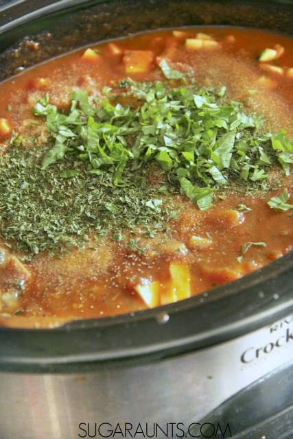 Receta de salsa marinera en Crockpot con verduras ocultas. Prepárala con los niños y disfruta de las verduras adicionales.