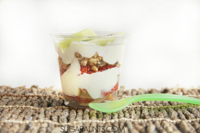 ¡Esta barra de merienda de parfait de yogur llenará a los niños con fruta saludable y yogur griego! #SnackandSmile #patrocinado
