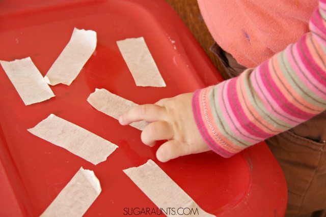 Actividad de agarre de pinza limpia para trabajar la motricidad fina con los niños utilizando el agarre de precisión de la pinza limpia.