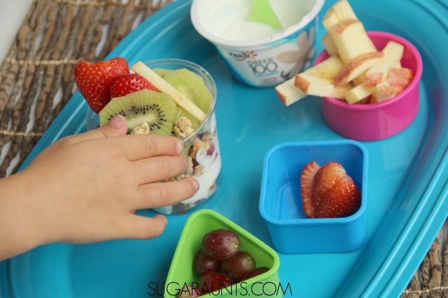 This yogurt parfait snack bar will fill up the kids with wholesome fruit and Greek Yogurt! #SnackandSmile #sponsored