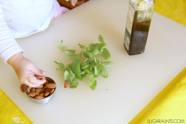 Puré de patatas vegano con pesto de aguacate. El pesto se hace con almendras en lugar de piñones. Receta de cocina con niños para que los niños puedan cocinar y probar nuevos alimentos.