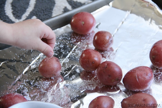 Puré de patatas vegano con pesto de aguacate. El pesto se hace con almendras en lugar de piñones. Receta de cocina con niños para que los niños puedan cocinar y probar nuevos alimentos.