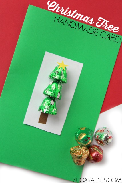 A los niños les encantará hacer y regalar esta tarjeta de árbol de Navidad hecha a mano con campanas de chocolate.