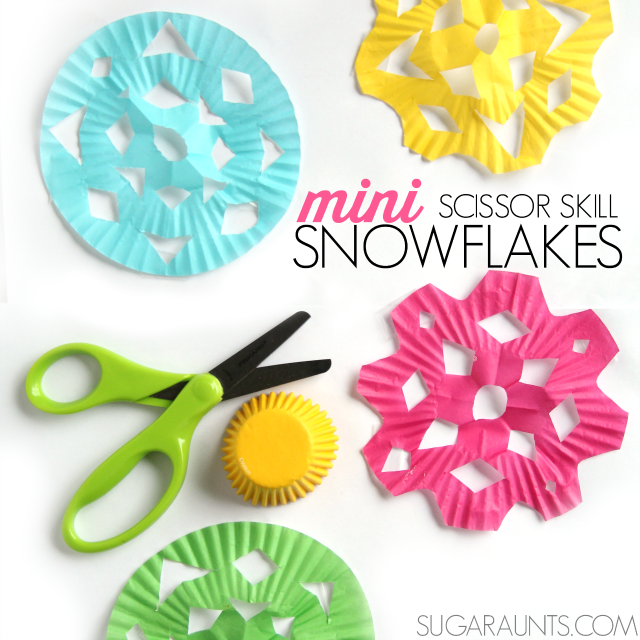 Practica la destreza con las tijeras y proporciona propiocepción con esta manualidad de copos de nieve en miniatura para niños.