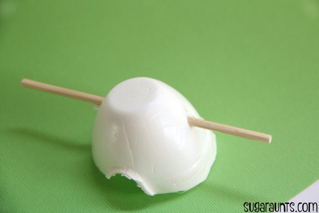 Kids can make a egg carton snowman craft with Styrofoam egg cartons.