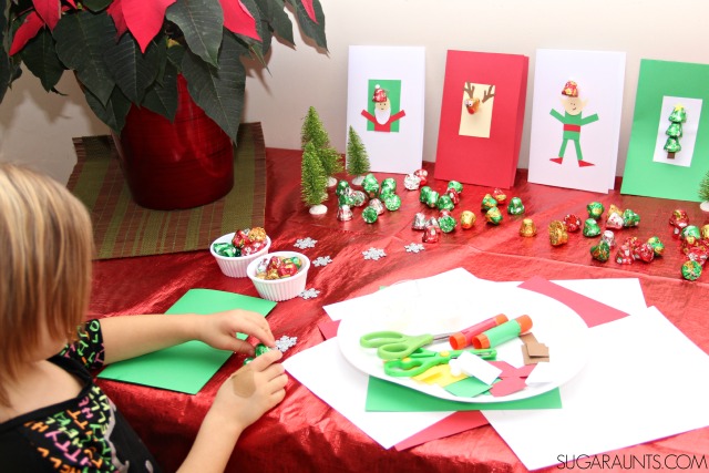 Organice una fiesta de elaboración de tarjetas navideñas con su familia y amigos en estas fiestas, con tarjetas hechas a mano, buena comida y chocolate.