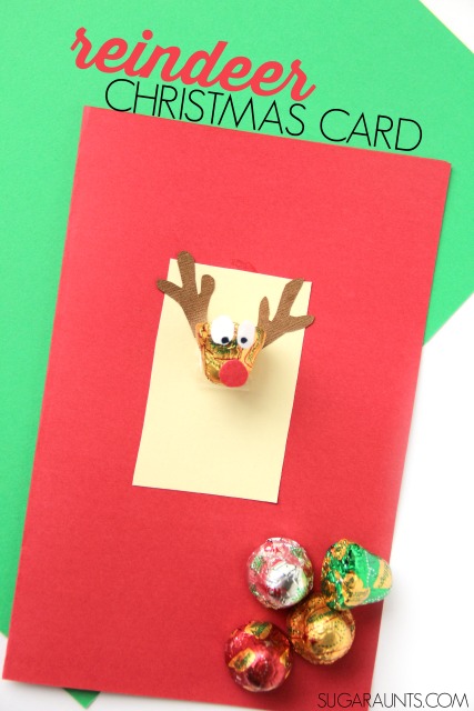 A los niños les encantará hacer y regalar esta tarjeta navideña hecha a mano con renos y caramelos de chocolate.