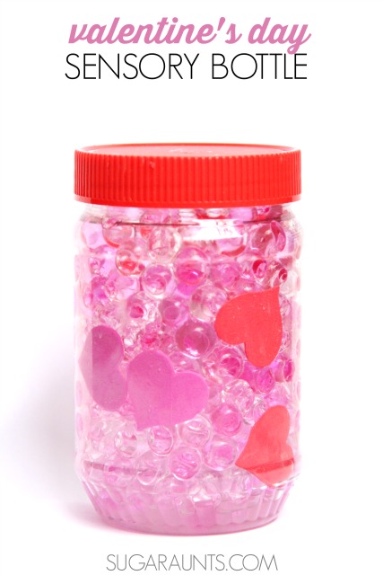 Botella sensorial de San Valentín con cuentas de agua y corazones
