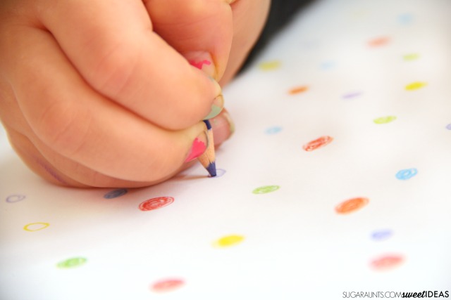 Ejercicios de control del lápiz para niños con lápices de colores