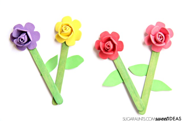 Utiliza estas manualidades de flores para practicar las matemáticas con los niños de la guardería para introducir la suma y la resta con la composición y descomposición de los números con un divertido tema de matemáticas de flores de primavera.