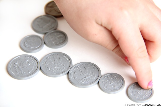Matemáticas para contar monedas para niños, incluyendo hacer el cambio y la motricidad fina con las manos en las matemáticas para contar monedas.