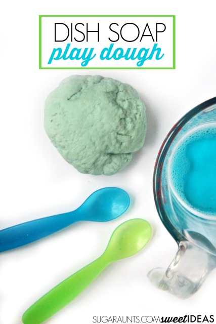Haz una pasta sensorial con jabón líquido para platos para obtener una receta de pasta sensorial suave que les encantará a los niños.  