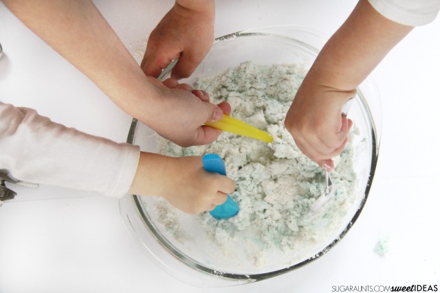 Haz una pasta sensorial con jabón líquido para platos para obtener una receta de pasta sensorial suave que les encantará a los niños.  