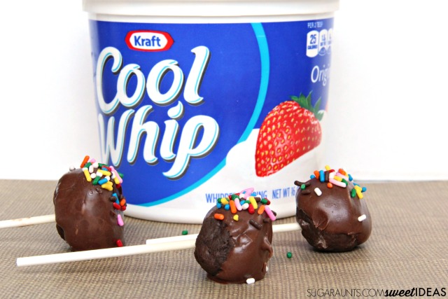 Los Pops de Brownie de Cool Whip son fáciles de hacer y son un divertido regalo para los niños después de la escuela.