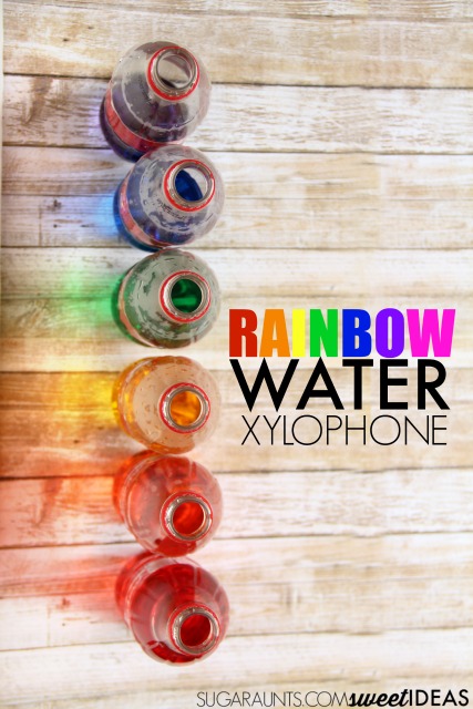 A los niños les encanta este xilófono de agua arco iris que utiliza botellas recicladas para hacer música.
