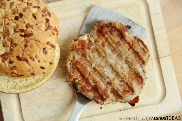 Receta de hamburguesa griega de pavo, perfecta para cocinar en verano y para las barbacoas