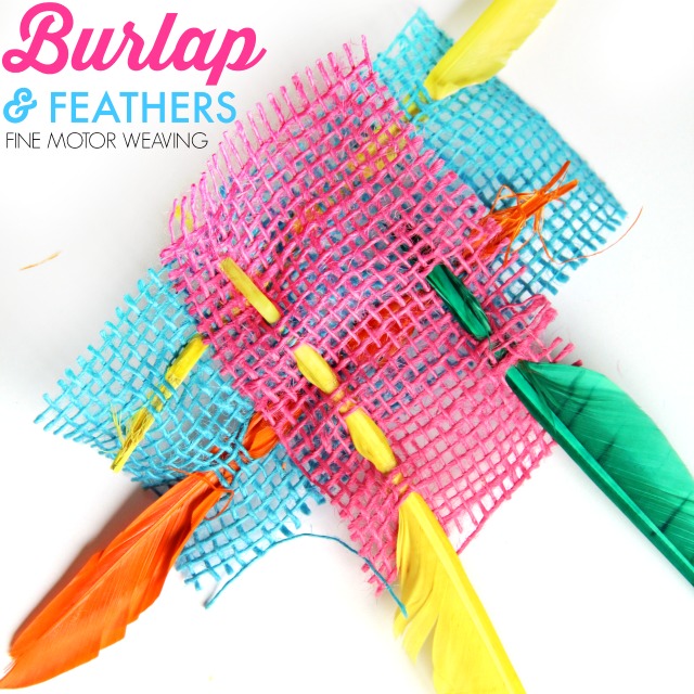A los niños les encantará esta actividad de tejido de arpillera con plumas para desarrollar la motricidad fina.