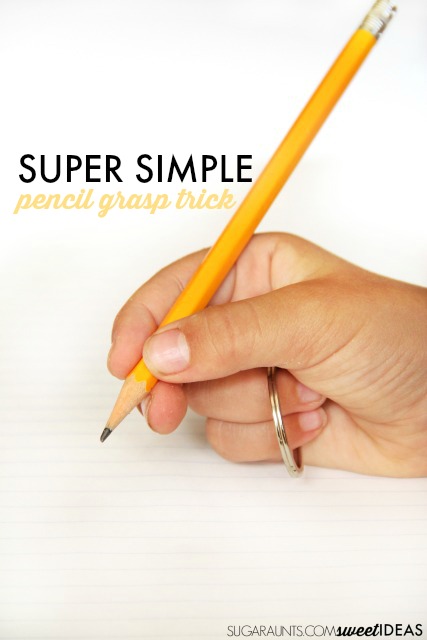 Un truco súper sencillo para agarrar el lápiz utilizando un llavero que funciona para separar los dos lados de la mano y fomentar un agarre en trípode mientras se escribe.