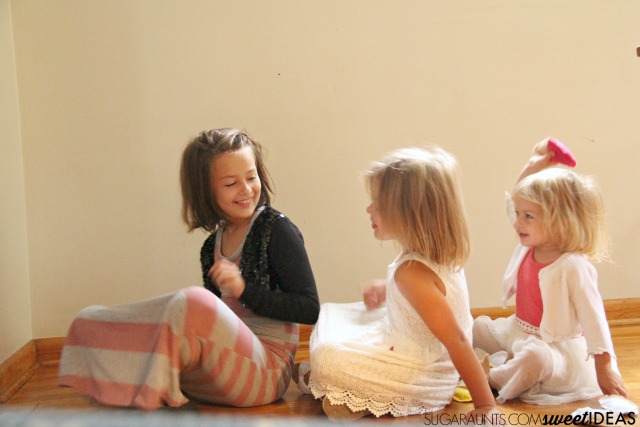 Actividades de amistad para niños de preescolar, incluyendo un juego de bolsa de frijoles de motricidad gruesa para un grupo con un tema de amistad.